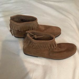 Minnetonka Chestnut Back Zip Hardsole Boot